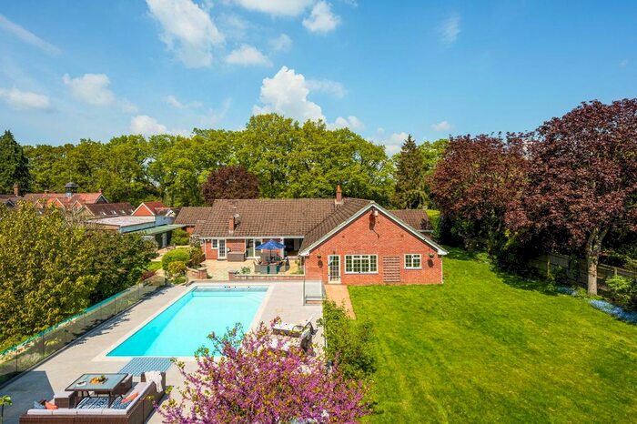 5 Bedroom Detached House For Sale In Carbinswood Lane, Bucklebury Common, RG7