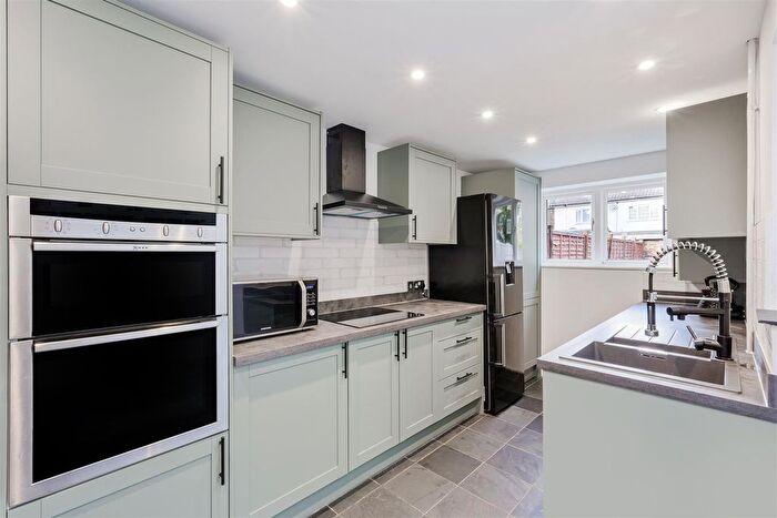 3 Bedroom Property For Sale In Endsleigh Road, Merstham, RH1