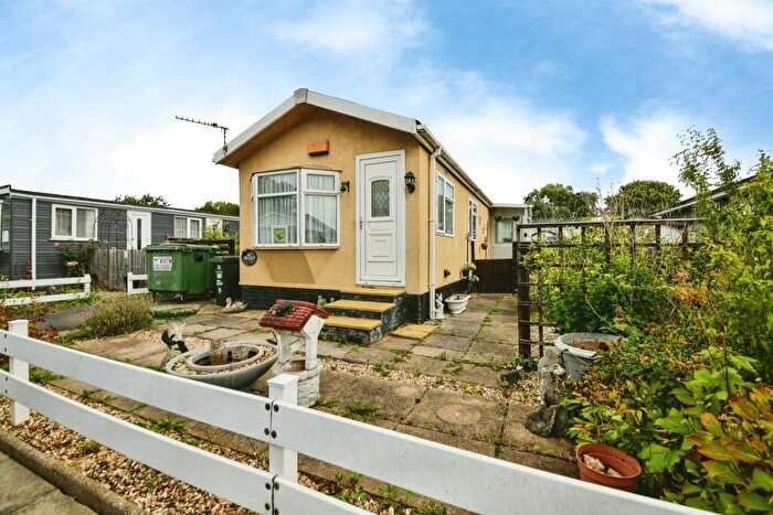 2 Bedroom Park Home For Sale In Seahaven Springs Estate, Mablethorpe, LN12