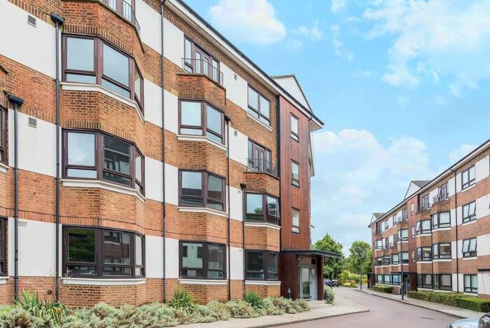 2 Bedroom Flat To Rent In Kew Bridge Court, Chiswick, London, W4