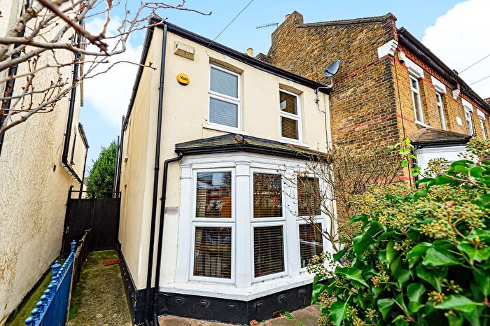 3 Bedroom End Of Terrace House To Rent In Victoria Road, South Woodford, London, E18