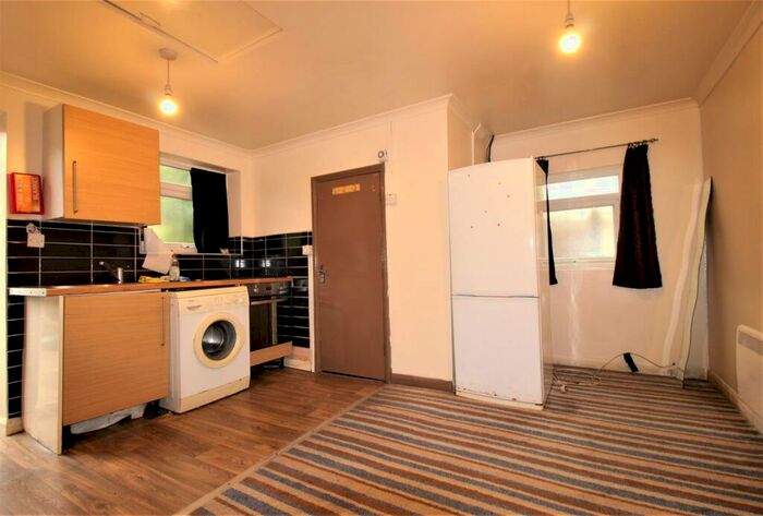 1 Bedroom Apartment To Rent In (Garden Flat) Cheltenham Road, Leyton, E10