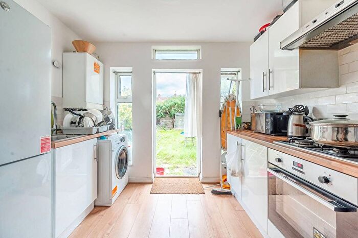2 Bedroom Flat For Sale In Dryden Road, Harrow Weald, Harrow, HA3