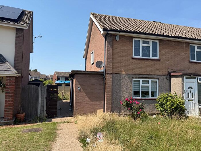 2 Bedroom Maisonette For Sale In Fyfield Road, Rainham, RM13