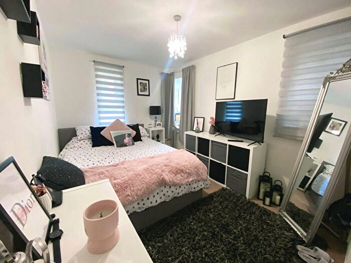 1 Bedroom Flat To Rent In Whitethorns, Upper Weybourne Lane, Farnham, Surrey, GU9