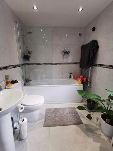 2 Bedroom Flat To Rent In Gwydr Crescent, Uplands, Swansea, SA2