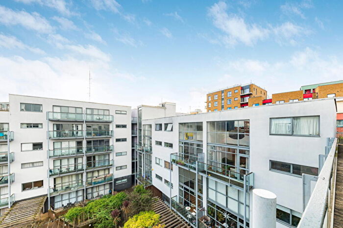 2 Bedroom Flat To Rent In Varcoe Road, London, SE16