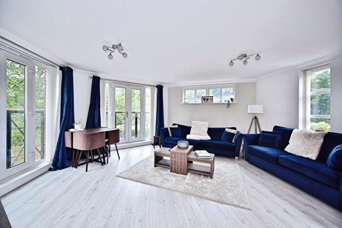 2 Bedroom Flat For Sale In Medway Court, Aylesford, Kent, ME20