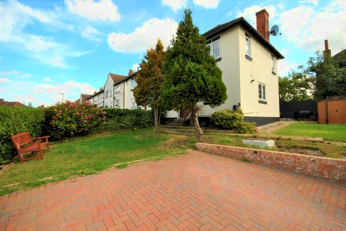 3 Bedroom Semi-Detached House To Rent In Leafy Oak Road London, SE12