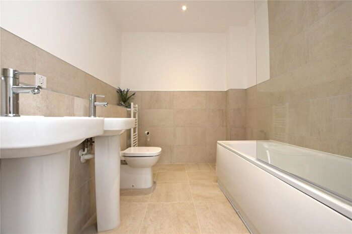 4 Bedroom Town House To Rent In Bobbin Row, Leeds, West Yorkshire, LS12
