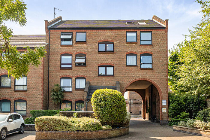 2 Bedroom Flat For Sale In Horseshoe Close, London, E14