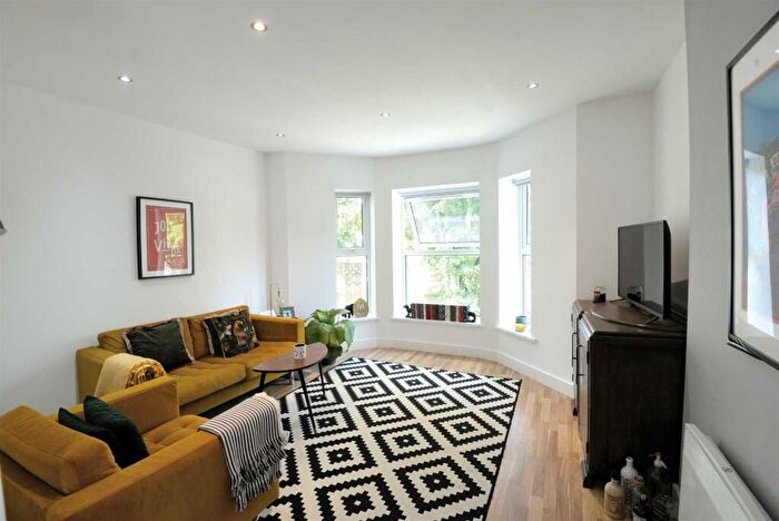 3 Bedroom Flat To Rent In Winterbrook Road, London, SE24