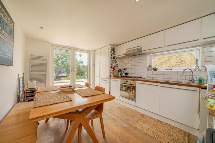 2 Bedroom Flat To Rent In Ashbourne Grove, East Dulwich, London, SE22