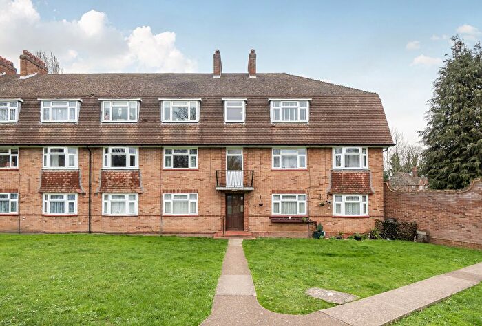 2 Bedroom Flat For Sale In Rushmere Court, The Avenue, Worcester Park, Surrey, KT4