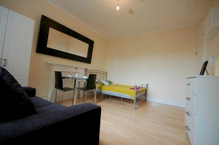 Studio To Rent In Belgrave Road, London, SW1V