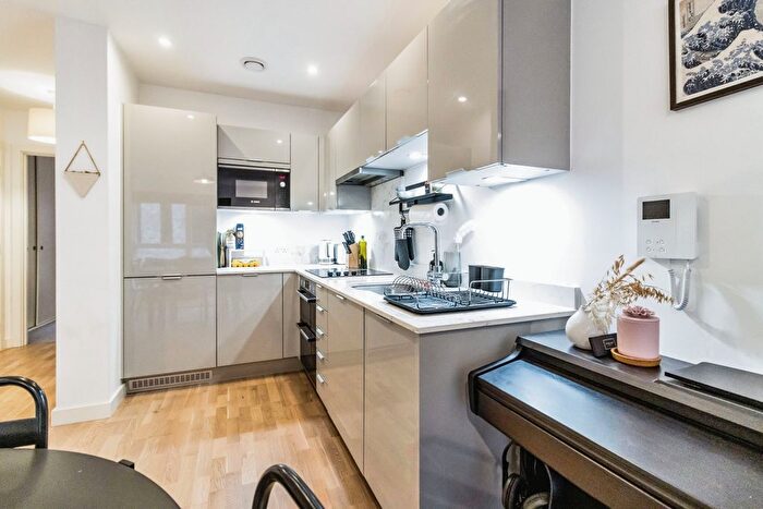 2 Bedroom Flat For Sale In Lockgate Mews, Manchester, M4