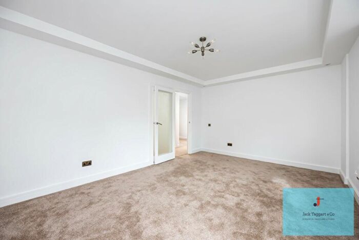 2 Bedroom Apartment To Rent In The Drive, Hove, BN3