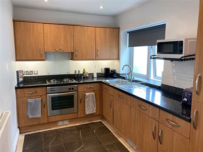 3 Bedroom Flat To Rent In Queens Road, Weybridge, Surrey, KT13