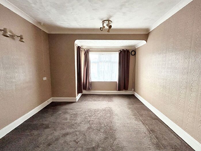 3 Bedroom Semi-Detached House For Sale In Whinfield Road, Dibden Purlieu, SO45