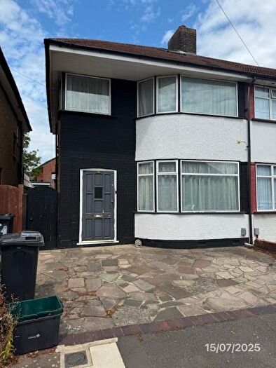 3 Bedroom End Of Terrace House To Rent In Ilford, IG6