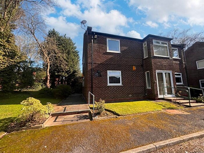2 Bedroom Apartment For Sale In Roe Green Avenue, Worsley, M28