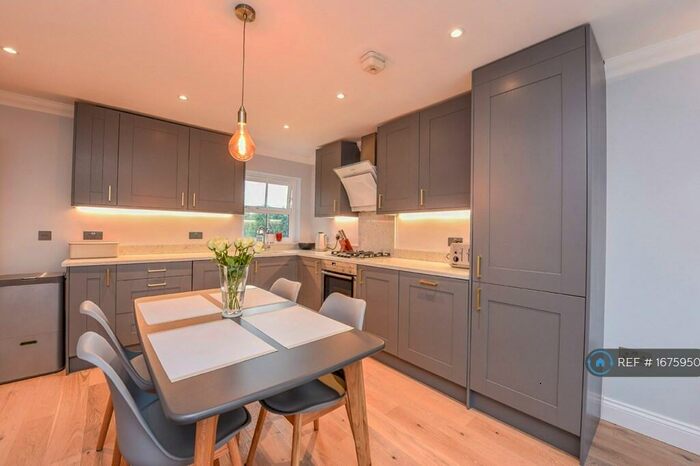 2 Bedroom Flat To Rent In Claremont Avenue, Woking, GU22