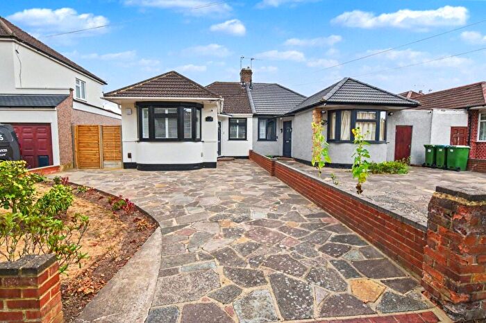 2 Bedroom Bungalow For Sale In Little Heath Road, Bexleyheath, DA7