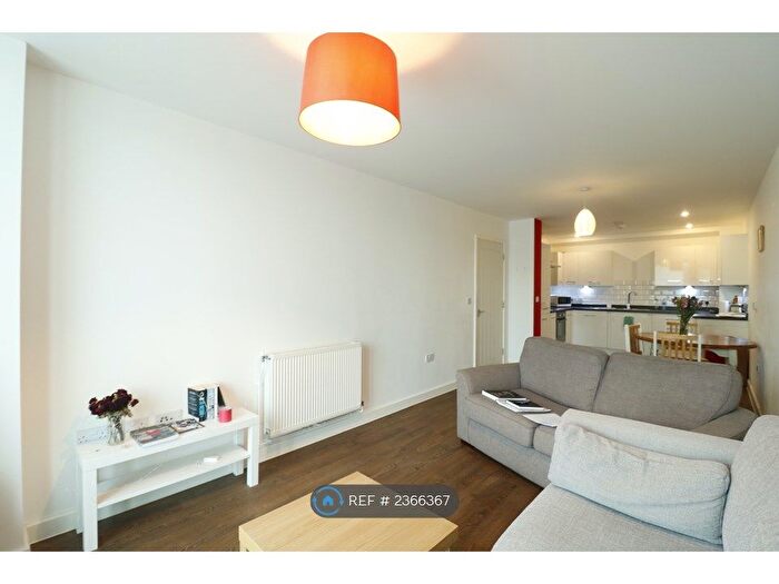 2 Bedroom Flat To Rent In Cranston Court, London, W12
