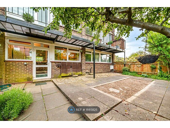 2 Bedroom Flat To Rent In Weyside, Farnham, GU9