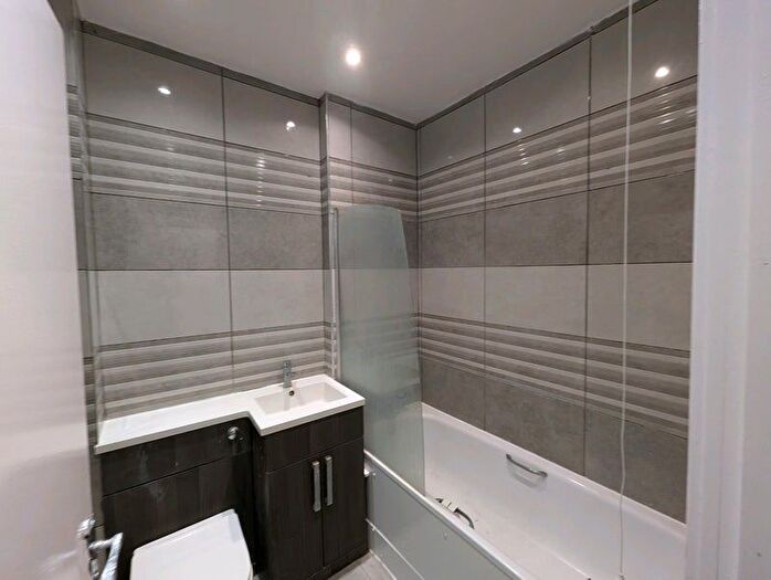 3 Bedroom Flat To Rent In Bryony Road, London, W12