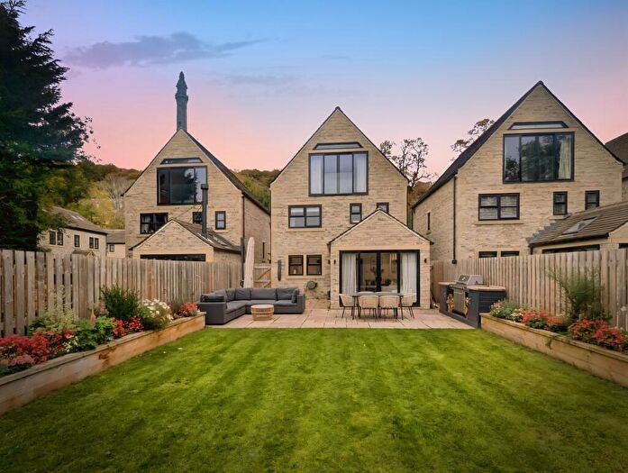 4 Bedroom Detached House For Sale In Meadow View, Pye Nest, HX2