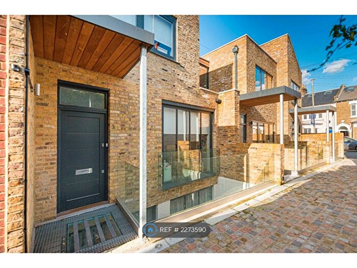2 Bedroom Maisonette To Rent In Headley Mews, London, SW18