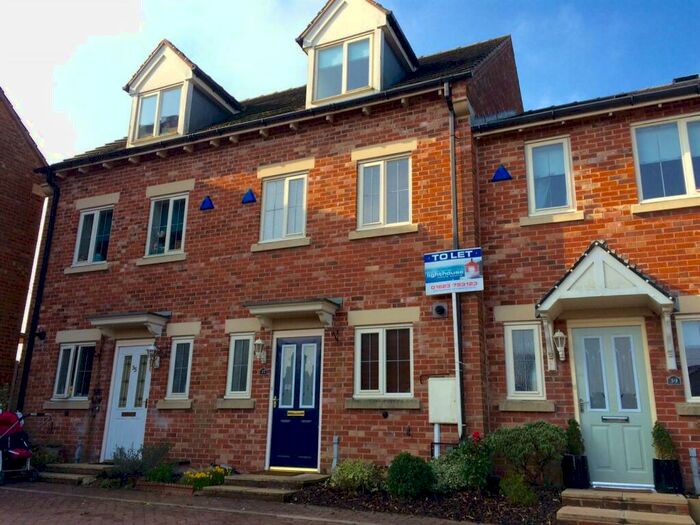 3 Bedroom Town House To Rent In Sherwood Dene Kirkby In Ashfield Notts, NG17