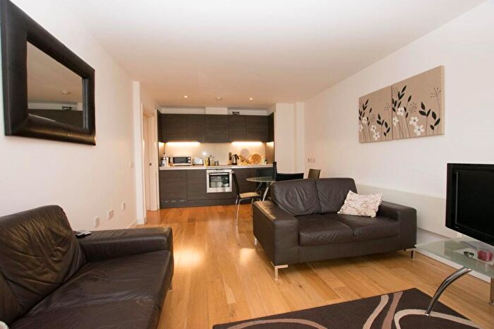 2 Bedroom Flat To Rent In Crampton Street, Elephant And Castle, London, SE17