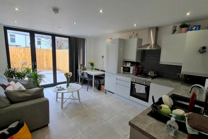 2 Bedroom Flat To Rent In West Grove, Roath, Cardiff, CF24