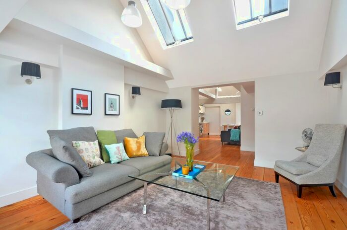 3 Bedroom Town House To Rent In Tavistock Street, London, WC2E