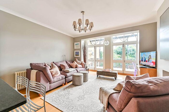 2 Bedroom Flat To Rent In Bolingbroke Grove, Wandsworth Common, London, SW11