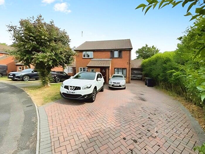 2 Bedroom Semi Detached House To Rent In Leygreen Close, Luton, Bedfordshire, LU2