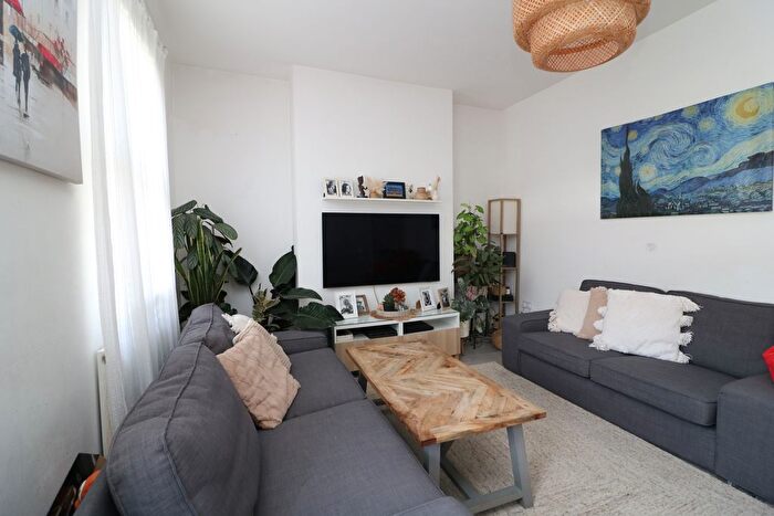 2 Bedroom Flat To Rent In Birkbeck Road, Beckenham, BR3