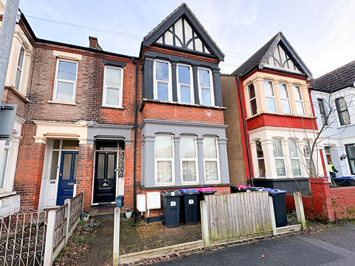 3 Bedroom Flat For Sale In Whitegate Road, Southend-On-Sea, SS1