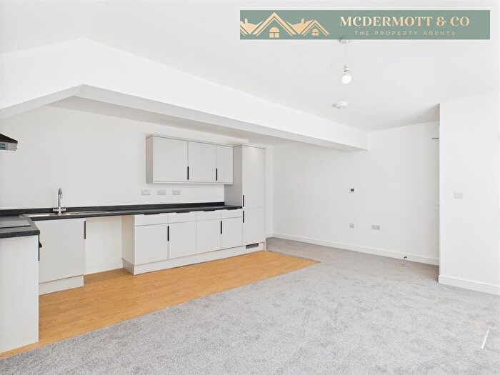2 Bedroom Flat To Rent In Bradburys Lane, Greenfield, OL3