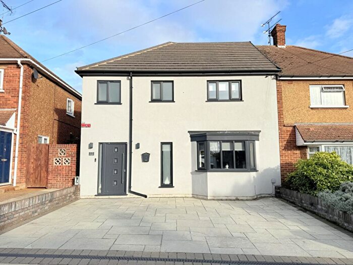 3 Bedroom Semi-Detached House For Sale In Overcliff Road, Grays, RM17