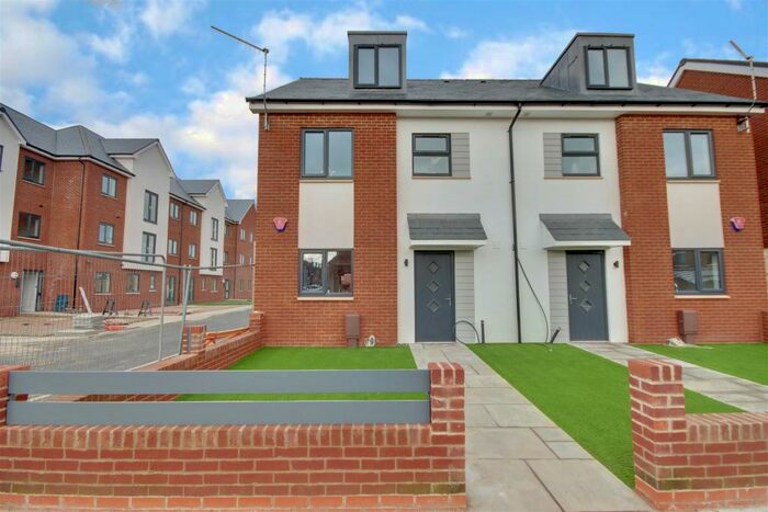 4 Bedroom Semi-Detached House To Rent In Moneyfield Mews, PO3