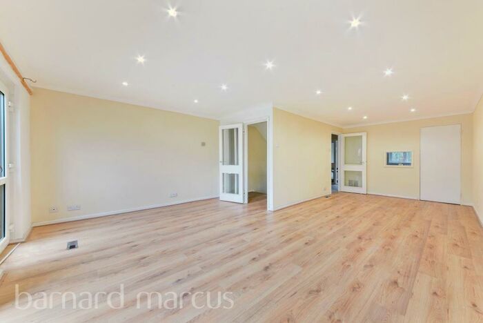 4 Bedroom Semi-Detached House To Rent In Deans Close, Croydon, CR0