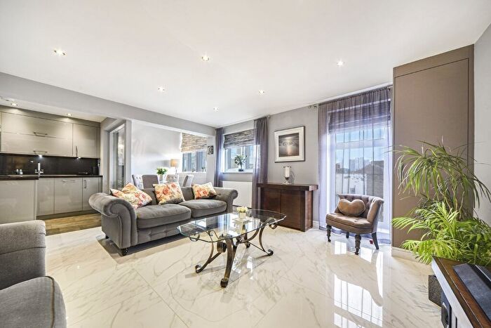 3 Bedroom Flat To Rent In Woodland Crescent, London, SE10