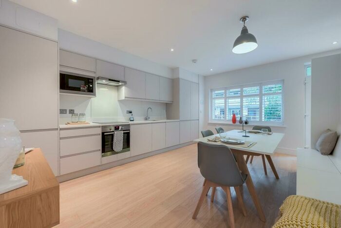 2 Bedroom Apartment To Rent In Dryden Court, SE11