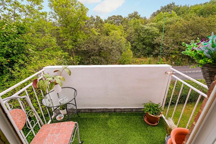 2 Bedroom Flat For Sale In Montalt Road, Woodford Green, Essex, IG8