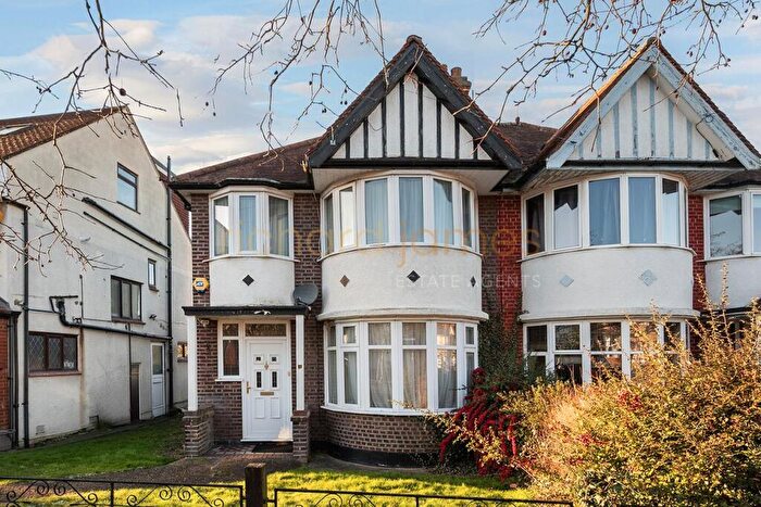 3 Bedroom Semi Detached House For Sale In Hale Drive, Mill Hill, NW7