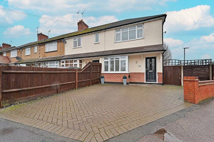 2 Bedroom End Terrace House For Sale In Briar Road, Watford, WD25