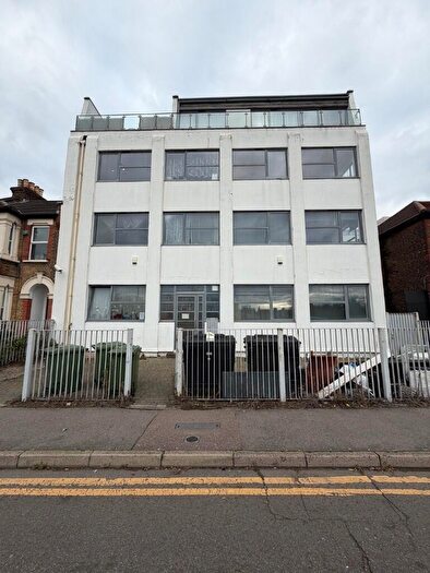 2 Bedroom Flat To Rent In Grove Road, London, E18